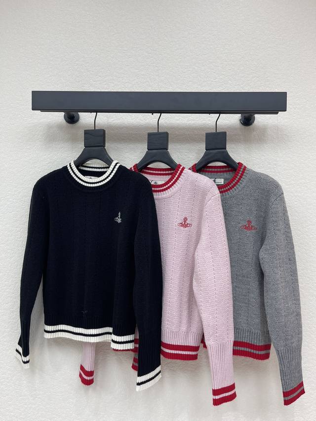 Vivienewestwoo*26早春新款土星圆领针织长袖上衣！定制羊毛纱线材质 细腻肌理 柔软舒适 圆领针织长袖裁剪 胸前饰以土星刺绣徽标装饰 展示品牌调性