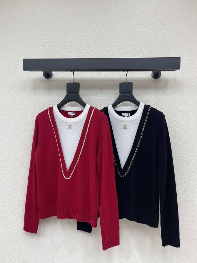 Chane*26早春新款假两件深V链条针织套头长袖上衣！定制羊毛针织材质织造 重工上乘 细腻柔软舒适 圆领针织长袖剪裁 螺纹包边相呼应 胸前定制品牌五金镶钻双C