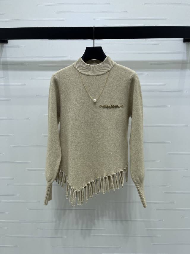 上新原单高端品质 Chane* 2026早春最新系列！流苏边长袖毛衣！定制羊毛针织材质，质感高级，舒适柔软，圆领长袖上衣剪裁，领口珍珠项链装饰，衣摆以垂落流苏毛