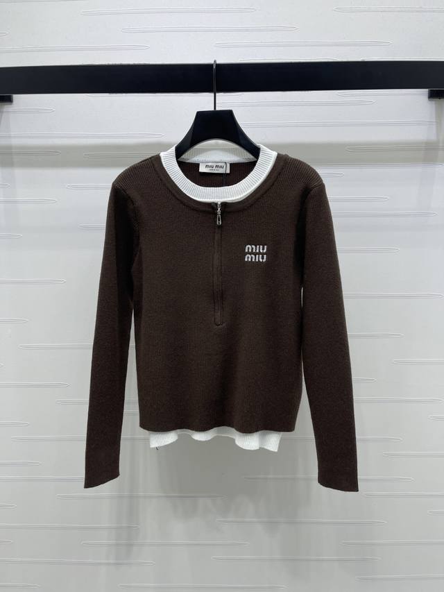 上新原单高端品质 Miumi*2026早春最新系列！撞色假两件拉链长袖开衫！定制羊毛针织材质 亲肤舒适 柔软有质感 圆领针织开衫版型 领口衣摆露出拼接撞色 打造