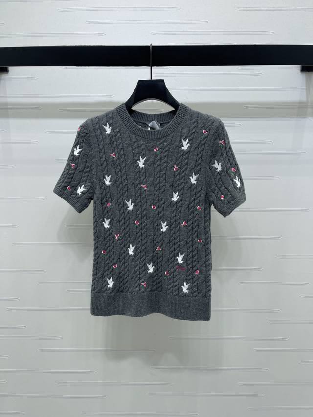 上新原单高端品质 Dio* 2026早春最新系列！圆领玫瑰碎花针织短袖！定制Yb羊绒针织材质，质感高级，舒适柔软，圆领针织短袖，奶油白也太懂少女心了！麻花肌理织