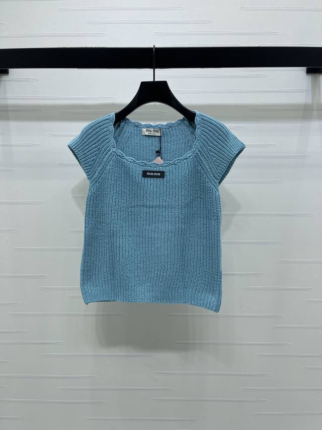上新原单高端品质 Miumi*2026早春最新系列！竖坑条圆领针织短袖！定制针织纱线材质织造 亲肤柔软舒适 小飞袖圆领针织短袖剪裁 胸前品牌字母贴布刺绣微标设计