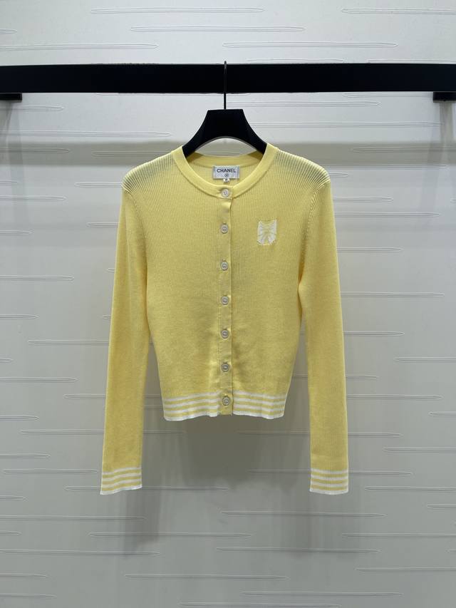 上新原单高端品质 Chane* 2026早春最新系列！撞色条纹圆领针织开衫！定制羊毛针织材质织造 轻薄细腻 柔软舒适 圆领针织开衫剪裁 通体竖坑条肌理清晰 单侧