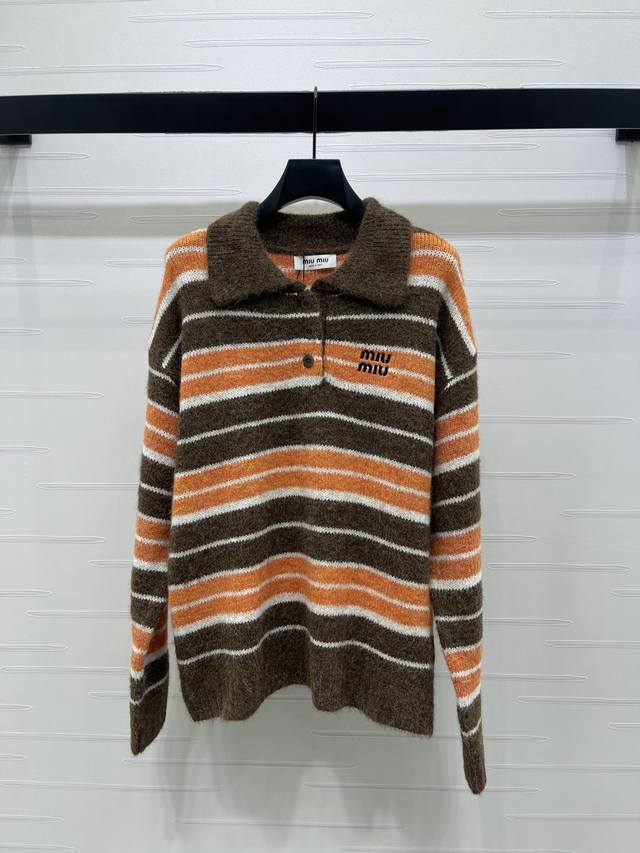 上新原单高端品质 Miumi*2026早春最新系列！条纹翻领针织长袖！定制羊毛纱线织造 细腻肌理 透气舒适 翻领纽扣开襟随意调节 恰当露肤 通体条纹撞色 胸前刺