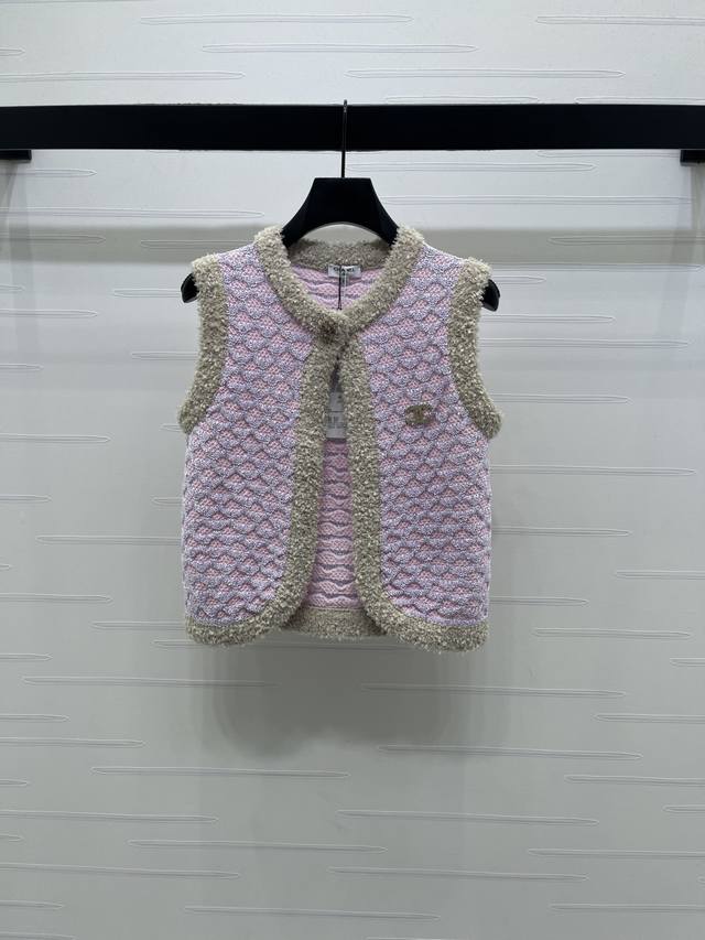 上新原单高端品质 Chane* 2026早春最新系列！撞色圆领针织马甲！定制羊毛混纺纱线材质织造 质感高级 细腻舒适 通体亮片勾勒出轮廓贝壳形状花纹设计 彰显品