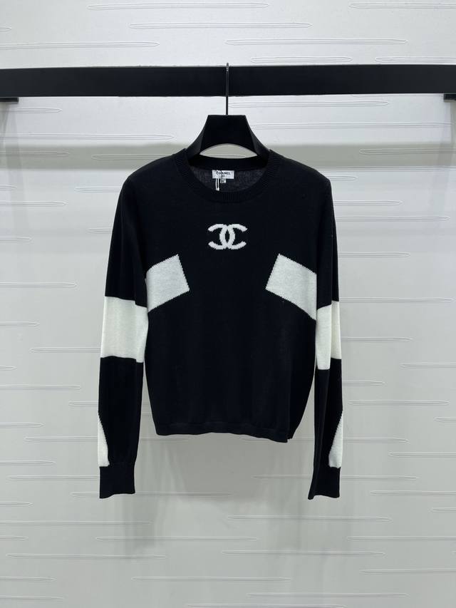 上新原单高端品质 Chane* 2025秋冬最新系列！圆领套头长袖毛衣！定制羊毛针织材质 柔软细腻 质感舒适 圆领长袖毛衣剪裁 胸前双C徽标装饰 展现品牌调性