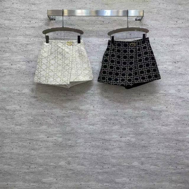 Di2026 Sp 精品半裙 系列粗纺面料裙裤，黑白双色采用肌理感提花工艺，金属D扣装饰腰头，高腰版型修饰身材比例，裙裤设计兼具优雅与实穿性，轻松打造精致造型。