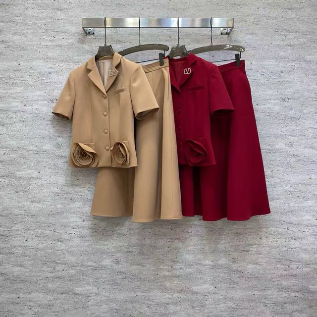 Va2026 Sp 精品套装 系列梭织面料套装，短袖西装花朵上衣搭配半身裙，立体玫瑰装饰增添柔美，金属徽标点缀领口，卡其与酒红双色可选，优雅与气场兼具。 颜色：