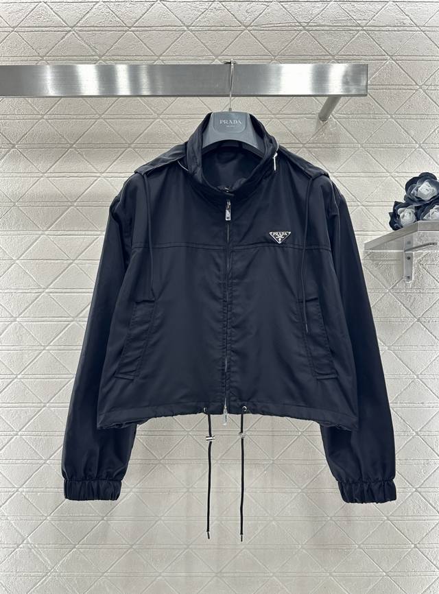 prad*2026新品上架 冲锋短款抽绳拉链外套 定制Yb进口环保再生尼龙材质，质感上乘，品相高级，百搭宽松偏短款冲锋休闲外套，连帽立领拉链可收纳帽子两穿设计，