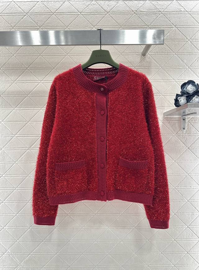 Gucc*2026新品上架 亮闪银丝圆领针织开衫 定制Yb棉毛纱线织造，质感高级，舒适柔软，圆领纽扣针织开衫，领口袖口螺纹包边与衣摆相呼应，领口镶嵌双G字母徽标