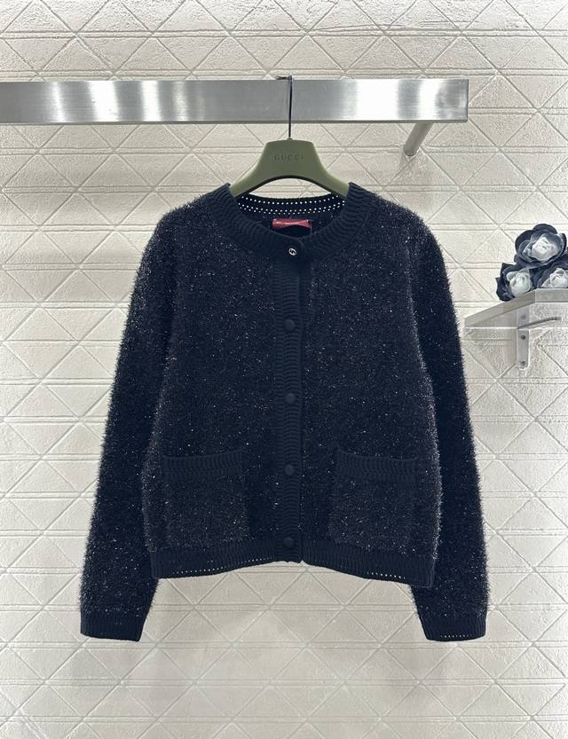 Gucc*2026新品上架 亮闪银丝圆领针织开衫 定制Yb棉毛纱线织造，质感高级，舒适柔软，圆领纽扣针织开衫，领口袖口螺纹包边与衣摆相呼应，领口镶嵌双G字母徽标