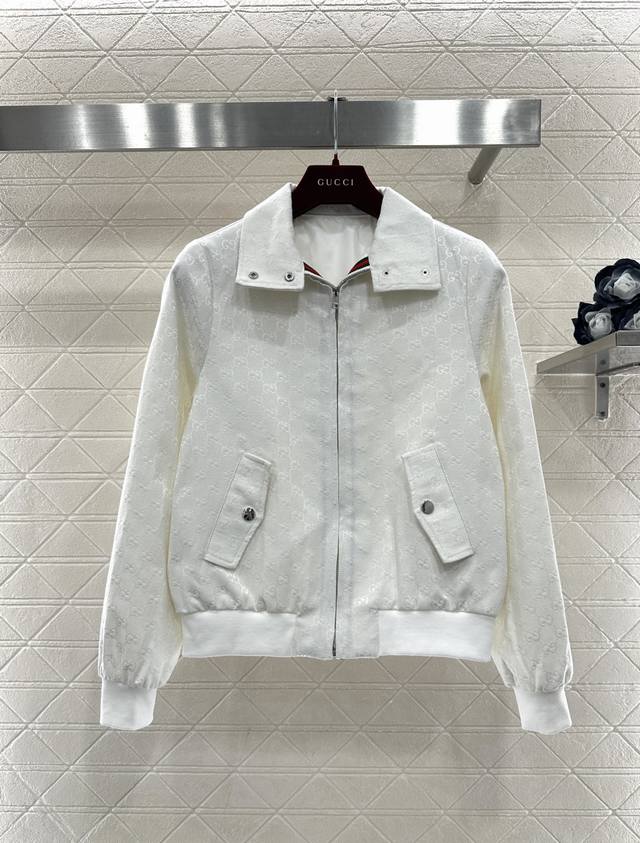 Gucc*2026新品上架 提花暗纹拉链夹克长裤套装 定制Yb进口提花全棉材质，质感高级，品相十足，满印老花白色套装太戳心了！细腻的提花工艺让经典双G图案低调又