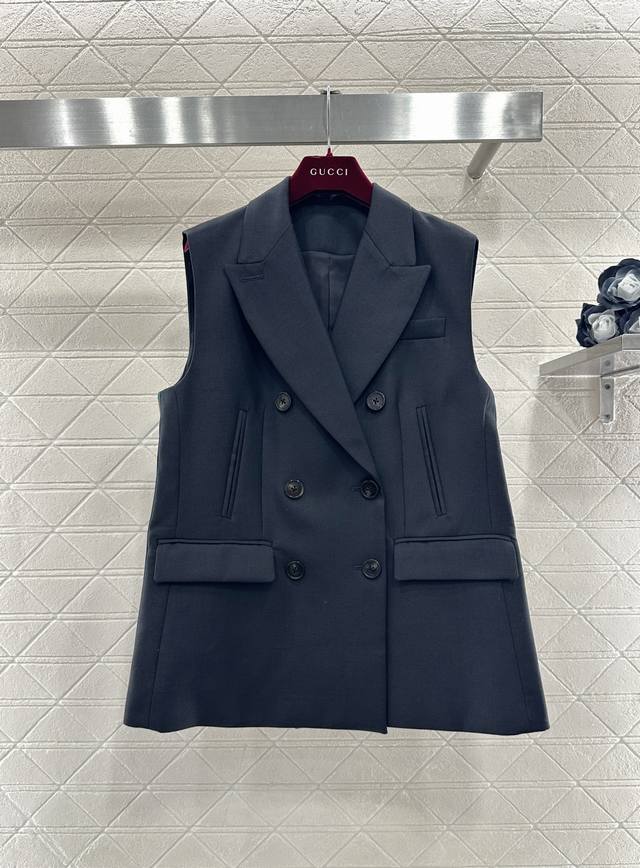 Gucc*2026新品上架 廓形西装马甲长裤套装 定制Yb进口羊毛混纺材质，质感光泽高级，垂顺有型，微A廓形无袖马甲西装直筒阔腿长裤套装，无袖双排扣马甲利落又大