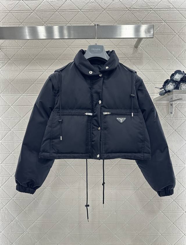 prad*2026新品上架 可拆卸两穿短款棉服 定制Yb进口防风防水尼龙材质，其工艺还原，升级材质，提升秋冬御寒功能，羽绒棉填充内里，整件轻盈保暖。利落的立领设