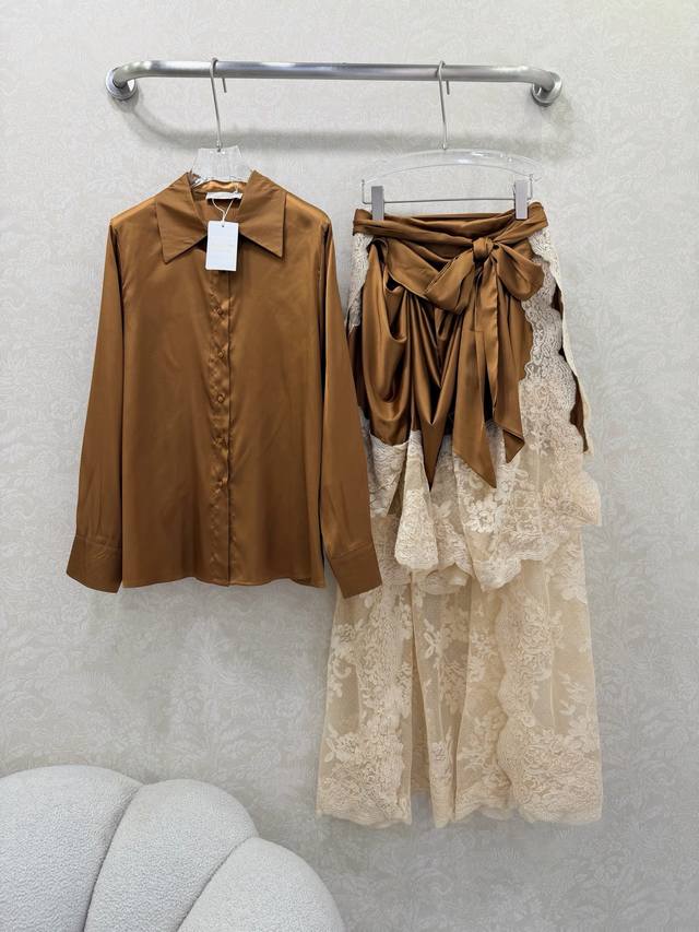 衬衣细节Zimmerman*兹默曼26新款套装裙 衬衣半裙的组合 整套出售 衬衣采用经典领和长袖设计 前襟和袖口点缀纽扣 袖口缩褶处理 半裙超别致重工设计 两侧