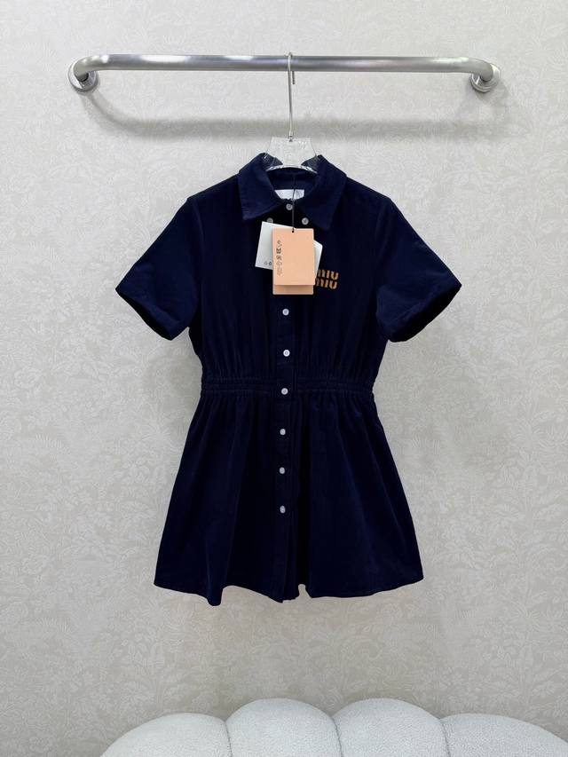 Miu Mi*26新品灯芯绒收腰连衣裙 定制Yb材质 舒适好穿 挺括有型 采用立体贴牌字母 形成颜色碰撞 增添休闲时尚感 视觉效果更显丰富 搭配同系列超级好看