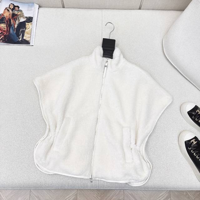 独家款～ Bc 25Ss 秋冬最新款泰迪毛绒马甲外套 秋冬必备款 时髦还要保暖就是这一件了 短款拉链设计 抽绳收腰设计上身不用担心臃肿 包容性很好轻松遮肉 整件