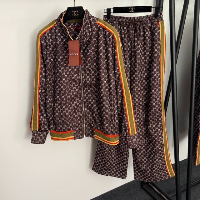 款号20259318 Gucc*新款运动套装，老花Gg印花 立领长袖拉链外套+织带边松紧腰休闲阔腿长裤，咖色，Sml， M码：肩宽45，胸围118，袖长58，长