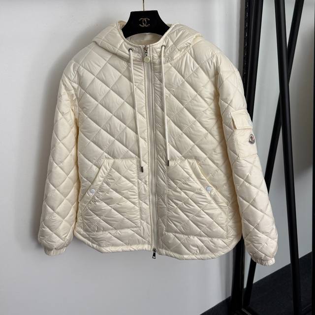 款号20259313 Moncler*蒙口新款 侧边徽章刺绣口袋 菱格子长袖连帽棉服拉链外套，米白色，黑色，Sml， M码：肩宽51，胸围118，袖长58，长7