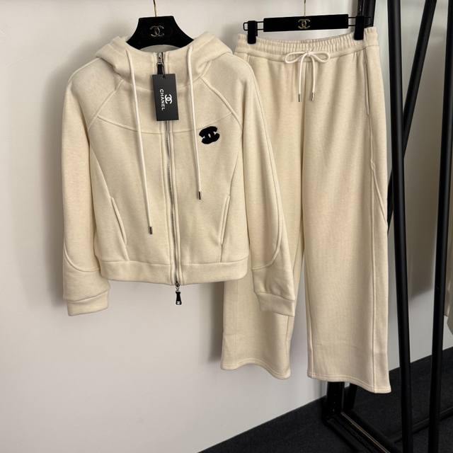 款号20259305 Chane*新款保暖加绒运动套装，小香Logo刺绣长袖连帽拉链外套+松紧腰加绒休闲长裤，米白色，粉色，黑色，Sml， M码：胸围106，袖