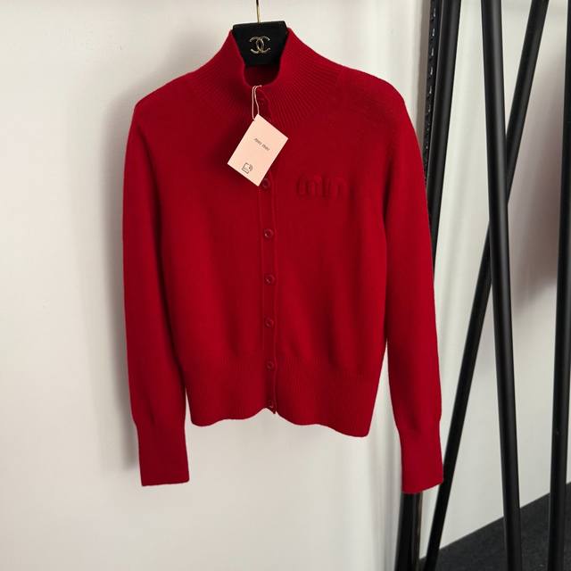 款号20259272 Miumi*新款Logo字母高领长袖羊毛羊绒针织开衫，红色，玫红色，Sml， M码：肩宽37，胸围102，袖长61，长54；重量：0.35