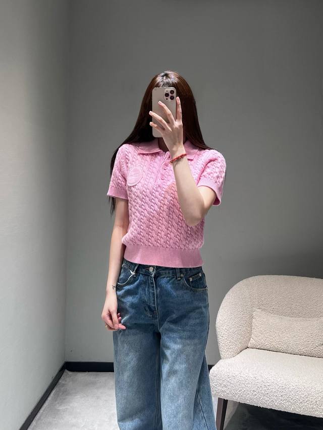 Dio*26Ss早春新品系列 polo针织短袖毛衣：立体绞花针织工艺打造衣身，纹理饱满有质感，尽显复古温柔的穿搭格调。领口为经典polo翻领设计，搭配门襟纽扣，