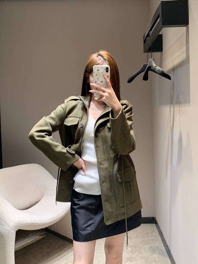 原创设计师款 26Ss早春新款 多口袋军绿色抽绳麂皮夹克外套丨独家高版出品！甄选质感环保麂皮面料，触感细腻软糯，自带复古哑光质感，衣身多口袋设计兼具实用性与装饰