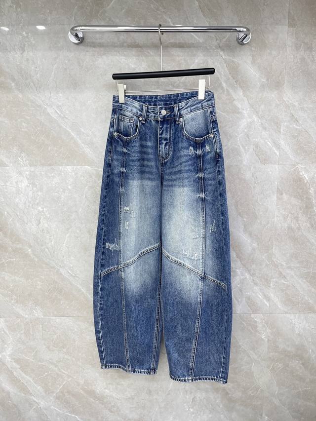 爆款现货 早春新款 原创｜设计师镰刀型牛仔裤 这款牛仔裤选用优质面料，工艺洗水， 磨破渐变色，挺括的版型与个性的设计相结合，专属品牌配件装饰，让你成为最独特的存