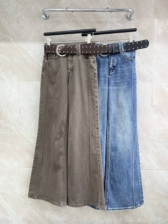 爆款现货 设计师 原创｜女神同款筒喇牛仔裤 这款牛仔裤选用优质面料，工艺渐变色洗水，挺括的版型与个性的设计相结合，专属铆钉织带装饰，让你成为最独特的存在。 无论