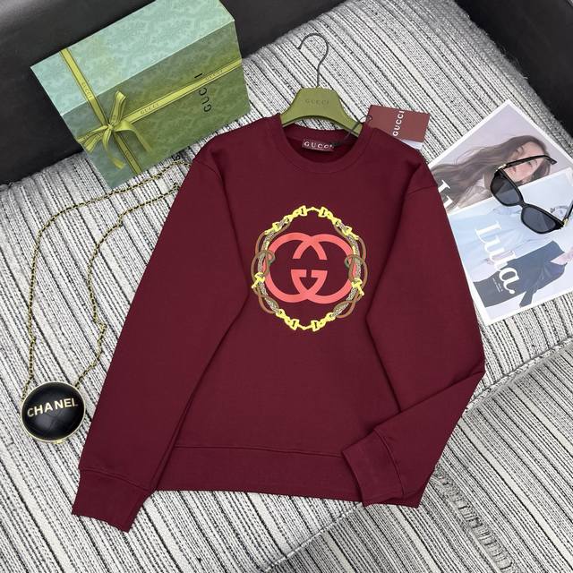 强烈推荐 Guc*I 26年早春新年限定 落肩宽松印花刺绣圆领卫衣丨独家Yb开发！顶级高版出品！是新年氛围感穿搭的王牌单品！经典酒红与纯净白色双款可选，酒红色调