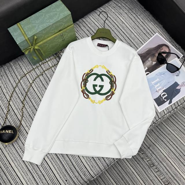 强烈推荐 Guc*I 26年早春新年限定 落肩宽松印花刺绣圆领卫衣丨独家Yb开发！顶级高版出品！是新年氛围感穿搭的王牌单品！经典酒红与纯净白色双款可选，酒红色调