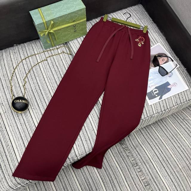强烈推荐 Gu*Ci 26Ss新年限定 酒红套装丨独家Yb开发！顶级高版出品！开领卫衣搭配同色系卫裤，宽松剪裁勾勒慵懒随性姿态。经典马衔扣刺绣缀于衣身裤侧，细腻