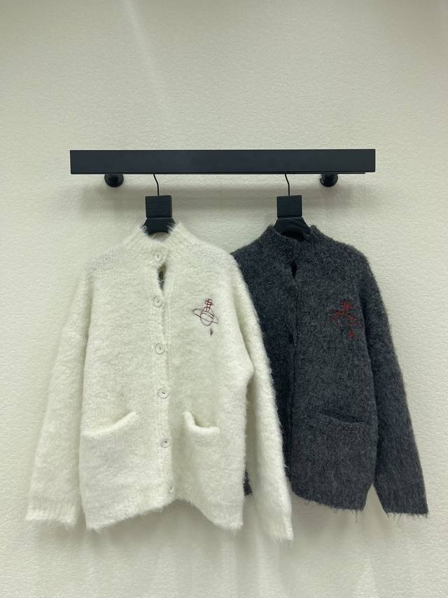 Vivienewestwoo*西太后26早春新款毛绒绒立领针织开衫外套！定制进口绵羊毛针织材质，质感厚实 保暖又舒适，胸前撞色刺绣土星图案 穿搭更灵活，秋冬季节