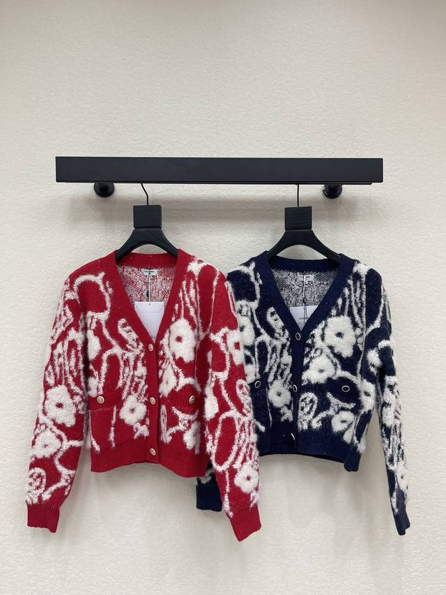 Chane*26早春新款山茶花针织开衫，采用羊毛材质，柔软又保暖，V领+金属纽扣设计，细节满分，山茶花图案超有中式氛围感，节日或日常都能轻松驾驭。版型宽松，搭牛