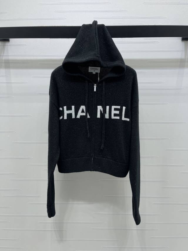 上新原单高端品质 Chane* 2026早春最新系列！连帽拉链长袖开衫！定制羊毛针织纱线织造 连帽开衫版型 柔软亲肤 舒适有型 胸前字母徽标设计奢华风格强烈 常