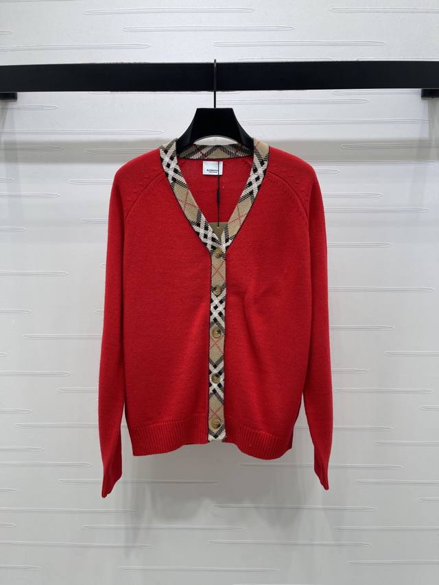 上新原单高端品质 Burberr* 26早春最新系列！拼接V领格纹针织开衫！定制羊毛纱线织造 质感高级 舒适柔软 V领长袖开衫剪裁 密实针织御寒防风 通体经典格