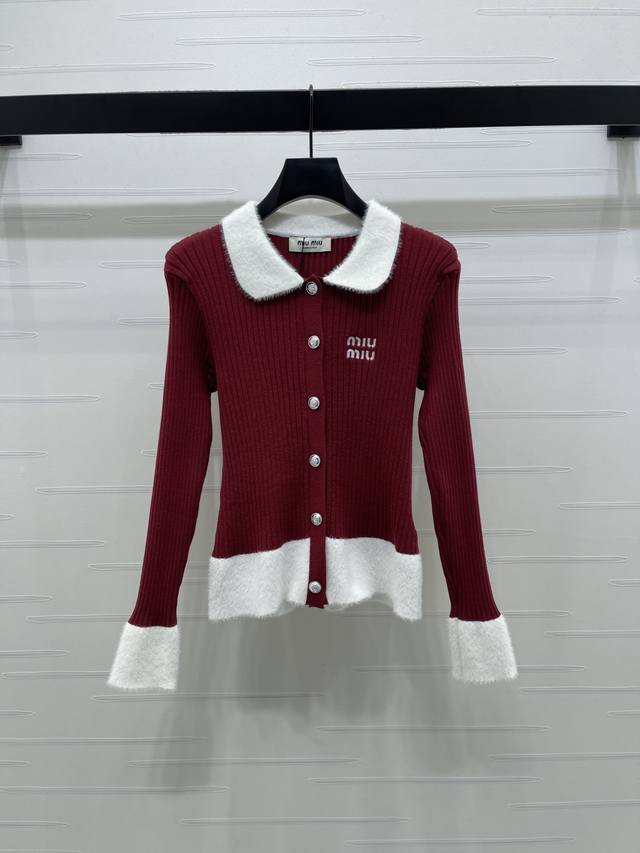 上新原单高端品质 Miumi*2026早春最新系列！坑条纹翻领长袖开衫！定制羊毛纱线织造 质感高级 舒适柔软 精致翻领针织长袖开衫剪裁 胸前刺绣字母徽标装饰 彰