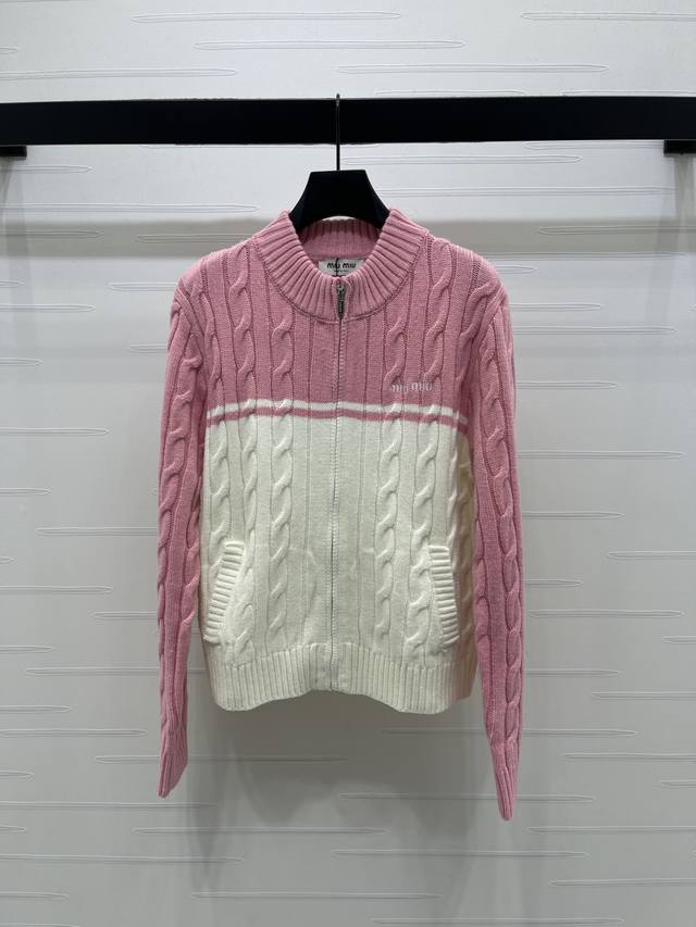 上新原单高端品质 Miumi*2026早春最新系列！拉链圆领针织开衫！定制羊毛纱线材质 密实细针工艺 呈现明显毛感肌理 舒适有型 圆领开衫剪裁 麻花纹通过经典黑
