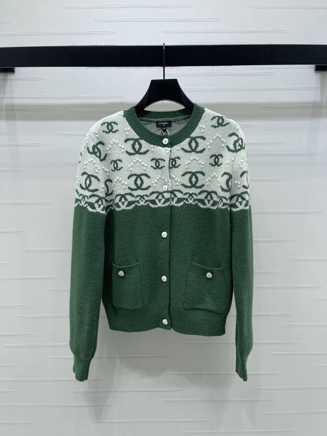 上新原单高端品质 Chane* 2026早春最新系列！撞色双C提花毛衣开衫！定制进口羊毛纱线织造 柔软细腻 穿搭舒适 圆领开衫针织毛衣剪裁 通体撞色交织品牌字母