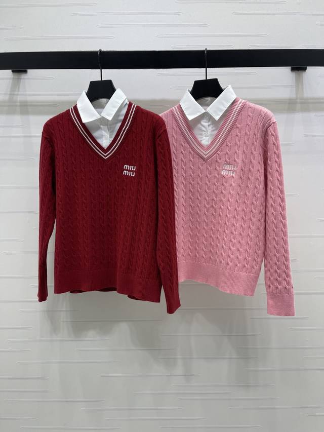 上新原单高端品质Mi*Mi*2026早春最新系列！撞色假两件针织长袖！定制原生全棉羊毛纱线织造 舒适软糯 弹力十足 衬衫领V领长袖毛衣，打造假两件版型 胸前字母
