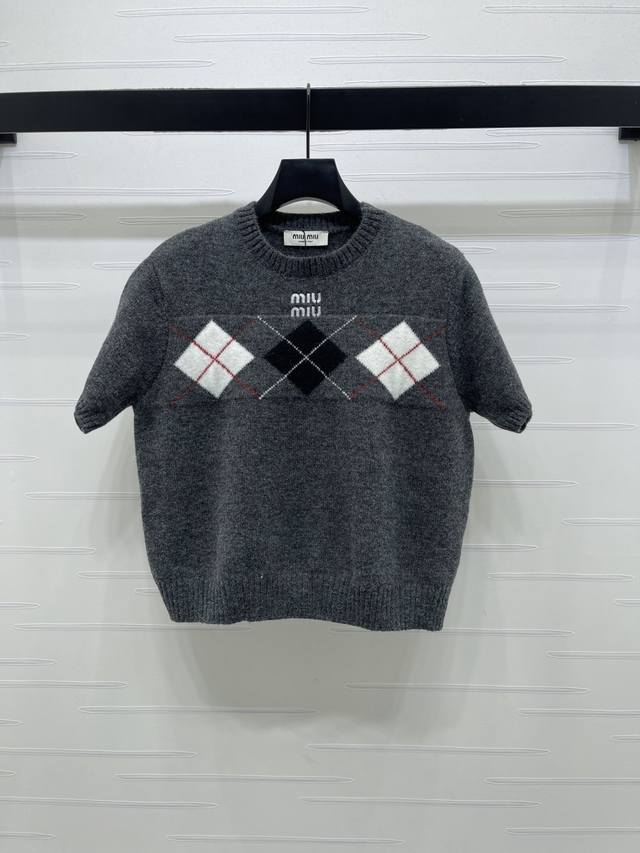 上新原单高端品质 Miumi*2026早春最新系列！菱格短袖毛衣，经典菱格纹+撞色设计，学院风满满柔软针织面料，圆领短袖剪裁，节日氛围感拉满。轻松Get韩系复古