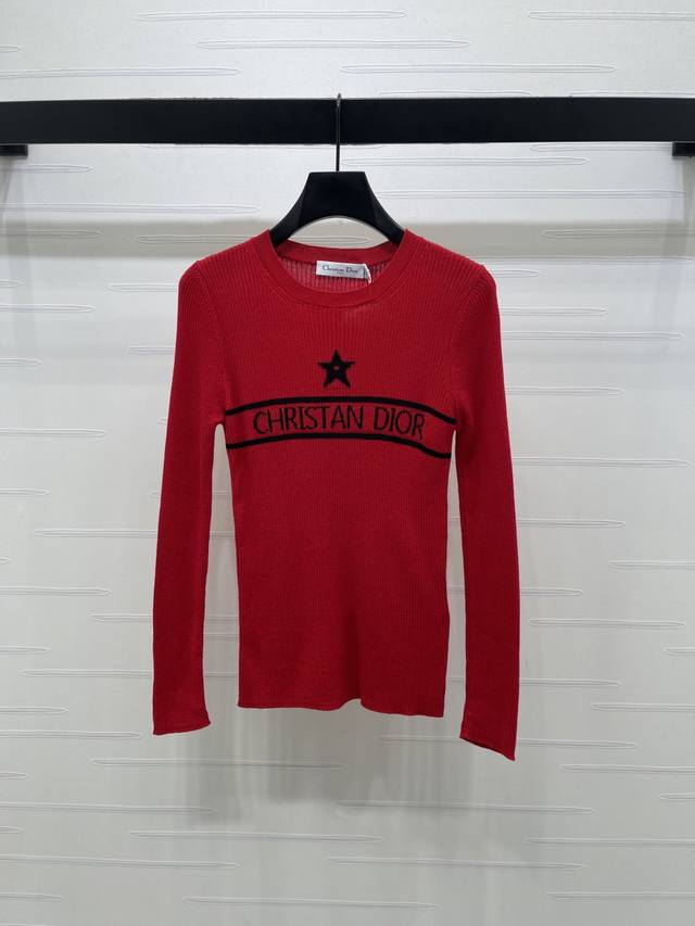 上新原单高端品质 Dio* 2025秋冬最新系列！修身针织圆领打底衫！定制羊毛材质 质感舒适 弹力十足 修身圆领打底裁剪 胸前撞色五角星字母徽标 凸显品牌格调