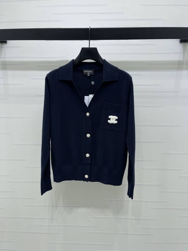 上新原单高端品质 Chane* 2026早春最新系列！这款海军蓝针织开衫，柔软羊毛混纺材质，穿着超舒适！经典翻领+白色双C刺绣，品牌感满满。袖口螺纹和下摆，活力