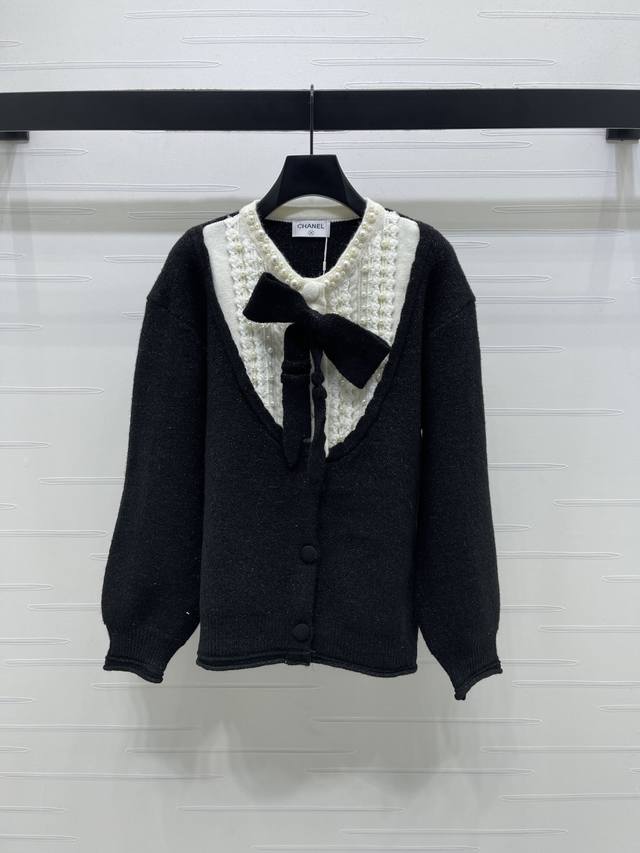 上新原单高端品质 Chane* 2026早春最新系列！重工钉珠蝴蝶结假两件针织开衫！定制羊毛混纺针织材质织布 细腻柔软舒适 领口重工珍珠钉珠蝴蝶结点缀 法式优雅