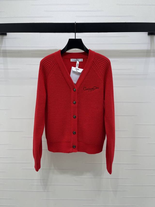 上新原单高端品质 Dio* 2026早春最新系列！刺绣徽标V领长袖开衫！定制羊毛纱线纱线，质感高级，舒适柔软，V领针织开衫剪裁，袖口呼应细节，包边坑条弹力螺纹，