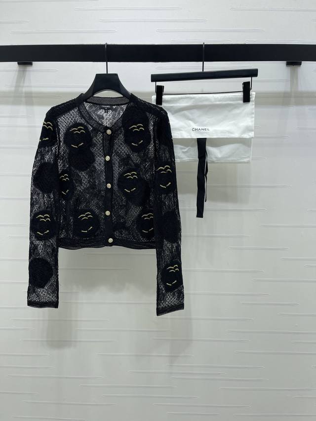 上新原单高端品质 Chane* 2026早春最新系列！立体镂空花朵刺绣针织开衫！定制Yb丝绵纱线织造，质感高级，舒适柔软，圆领针织开衫剪裁，镂空钩织配合金丝撞色