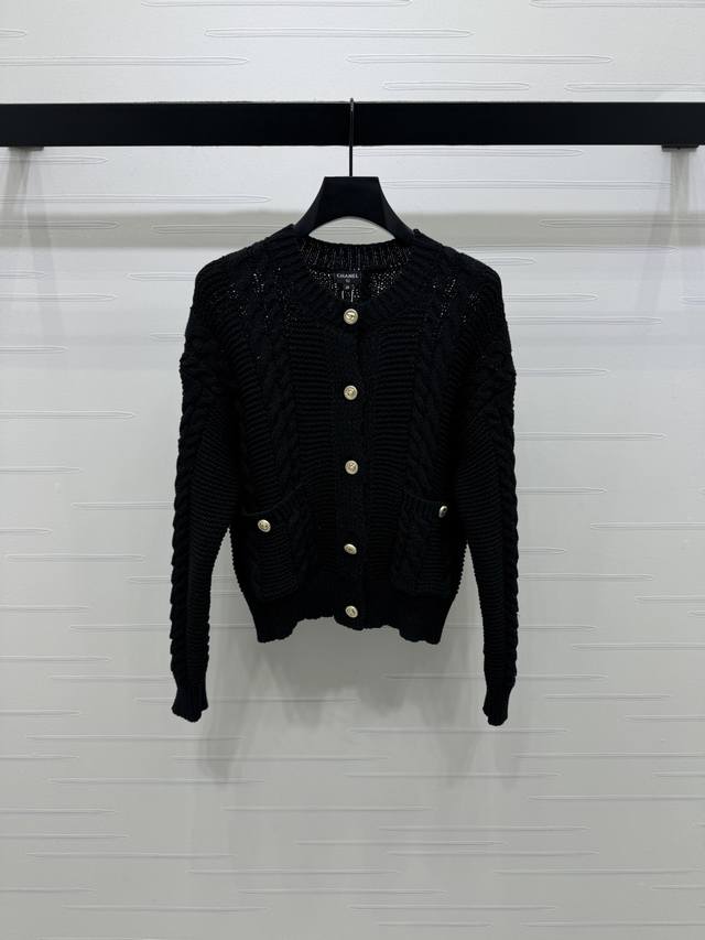 上新原单高端品质 Chane* 2025秋冬最新系列！圆领针织开衫！定制羊毛纱线织造 柔软亲肤 舒适有型 圆领长袖开衫版型 大身凹凸纹理打造视觉条纹感 复古风格
