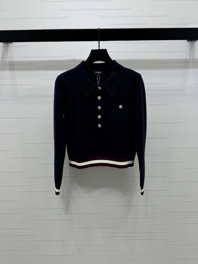 上新原单高端品质 Chane* 2025秋冬最新系列！翻领半开襟针织长袖！定制Yb羊绒纱线织造，质感高级，穿搭舒适，翻领针织上衣剪裁，双C印刻纽扣半开襟处理，单