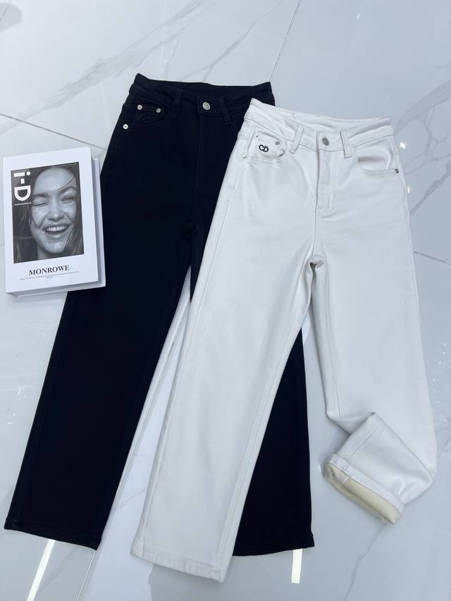 细节实拍 加绒烟管裤，高端原单品质进口斜织原色丹宁，里衬贴肤舒适度满分的植绒 洗水面料挺阔又显瘦，烟管裤型上身自带帅气高级感！冬季搭靴必备单品，衣橱必备神裤，随