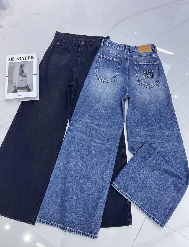 细节实拍 Miumi* 新款阔腿裤 阔腿牛仔裤 复古休闲风 舒适有型 采用超高弹面料 上身舒适感满分 锁边工艺防止牛仔布边缘脱落 车缝细节处加以明线处理 后双口